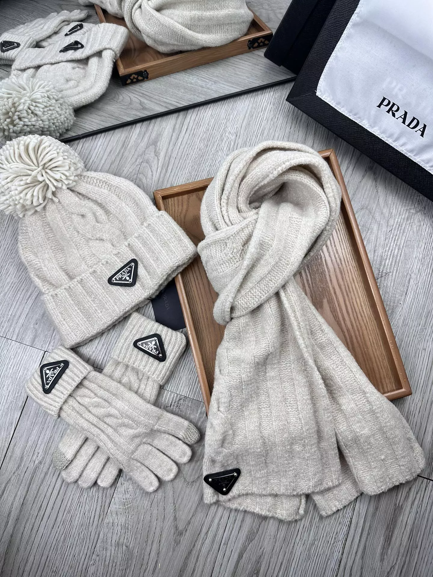 prada hat and echapres and glove set s_127aa451